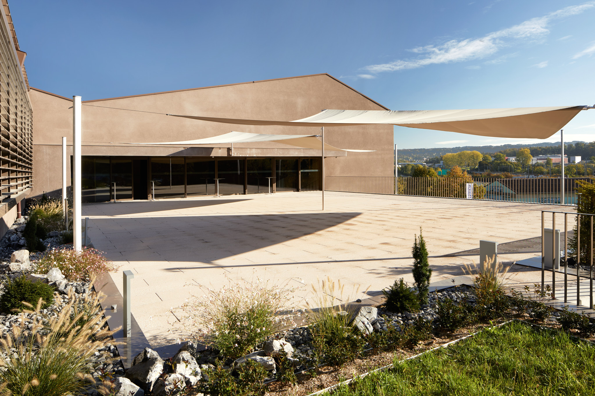 salle des utins echandens architecture Maud Guye-Vuilleme - terrasse